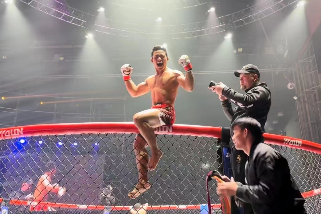 捷报！吉克以铁首秀武林笼中对KO获胜