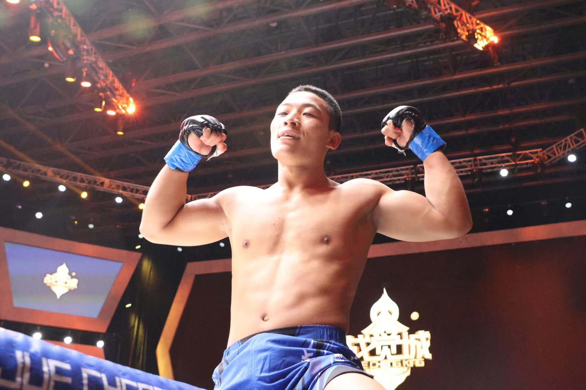 吉克以铁首回合KO对手，闪耀战觉城八角笼