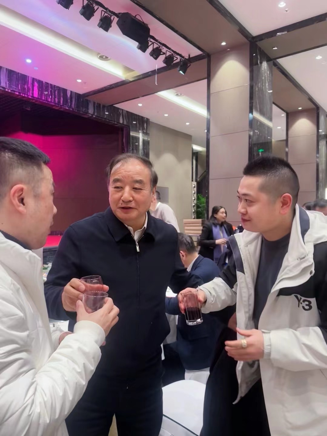 阿修罗集团董事长李劲鸿与省统战部部长陈武，农工党中央委员四川省政协主席王正荣共贺新年